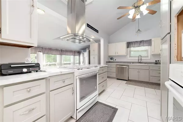 1401 Charlotte DR, St Louis, MO 63135