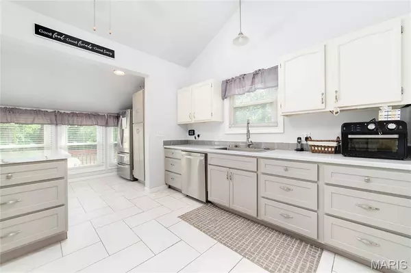 1401 Charlotte DR, St Louis, MO 63135