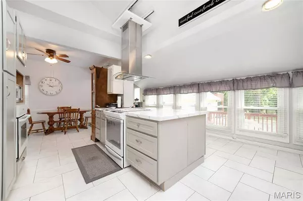 1401 Charlotte DR, St Louis, MO 63135