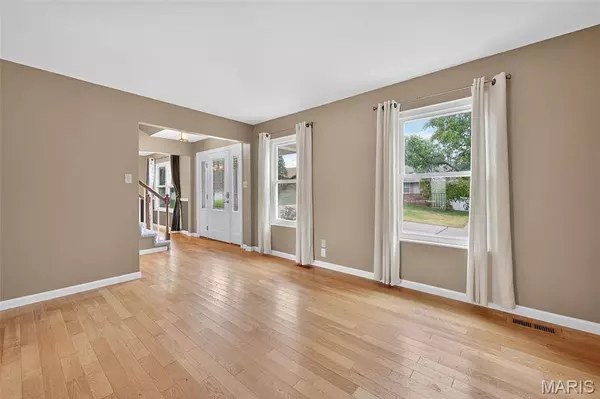 1106 Claycrest DR, St Charles, MO 63304