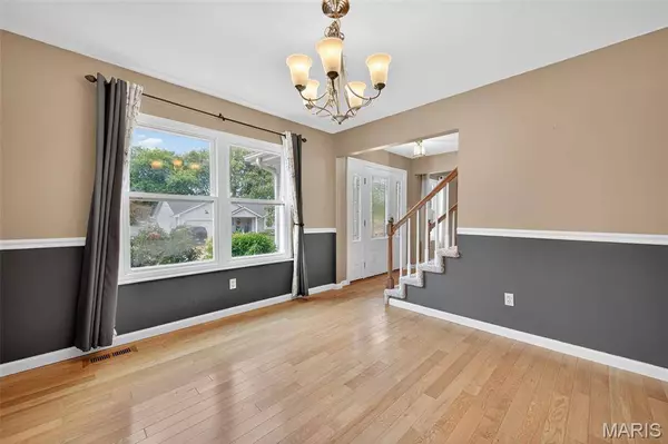 1106 Claycrest DR, St Charles, MO 63304