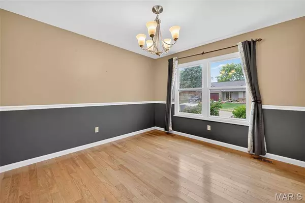 1106 Claycrest DR, St Charles, MO 63304