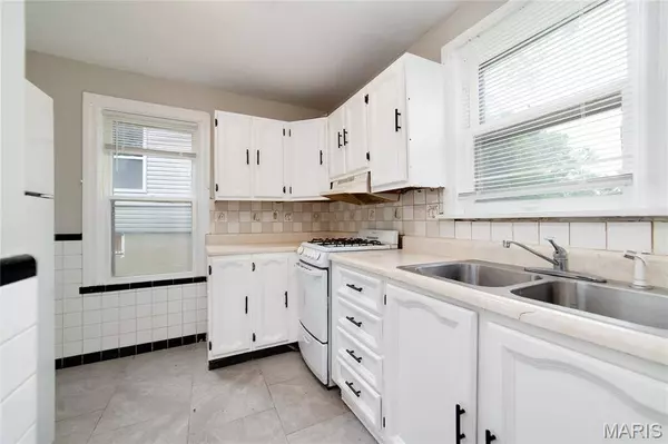 8825 Tyrell DR, Jennings, MO 63136