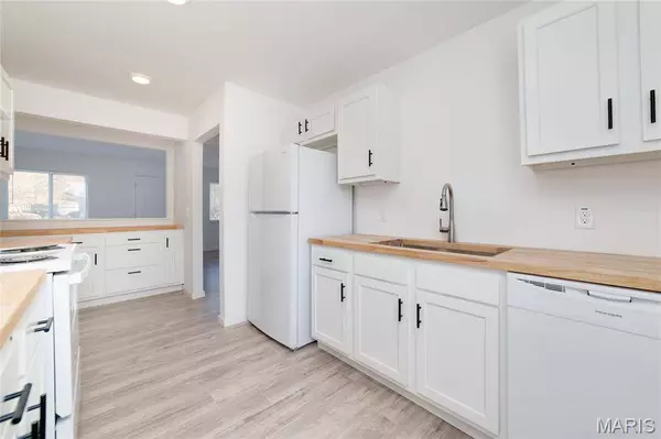 10093 Viscount DR, St Louis, MO 63136