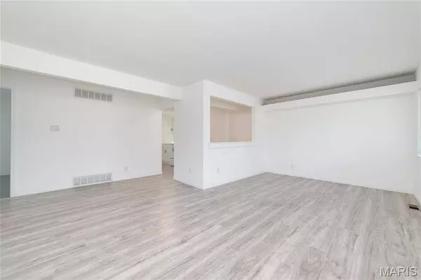 10093 Viscount DR, St Louis, MO 63136