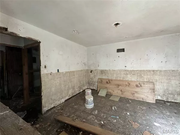 9833 Dennis DR, Riverview, MO 63136