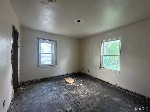 9833 Dennis DR, Riverview, MO 63136