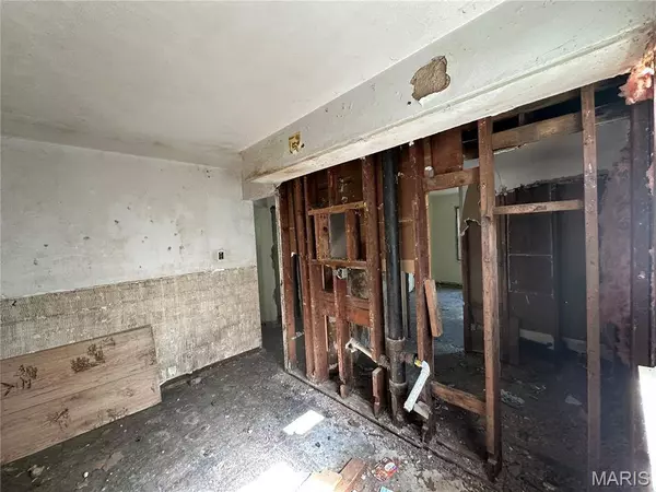 9833 Dennis DR, Riverview, MO 63136