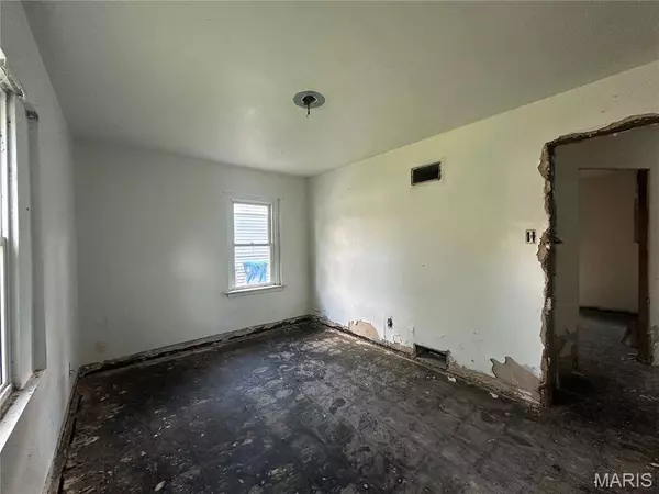 9833 Dennis DR, Riverview, MO 63136