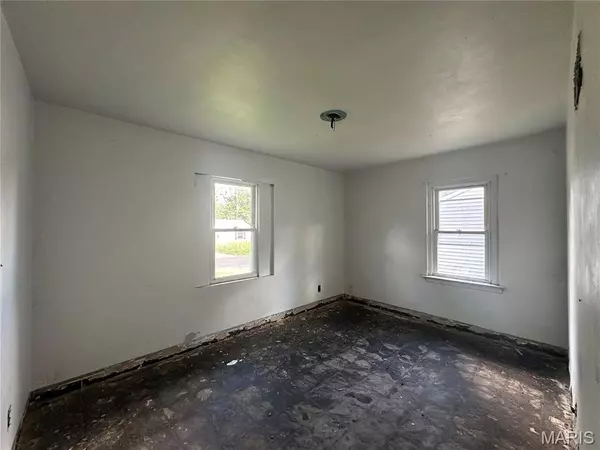 9833 Dennis DR, Riverview, MO 63136