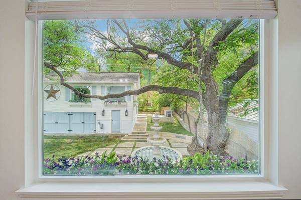 1205 Alta Vista Ave #B, Austin, TX 78704
