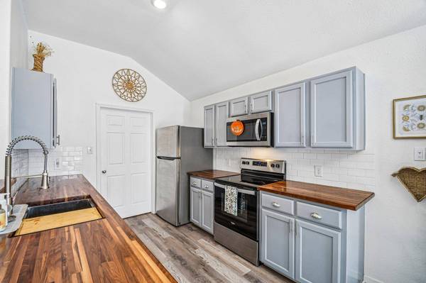 812 Ruby CT, Jarrell, TX 76537