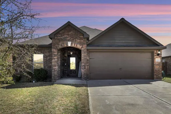 1813 Golden Gate Drive, Crowley, TX 76036