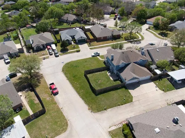 851 Valleybrooke Drive, Arlington, TX 76001