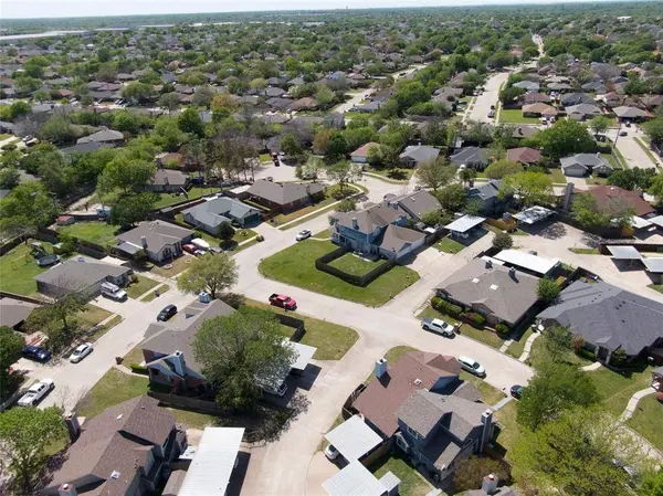 851 Valleybrooke Drive, Arlington, TX 76001