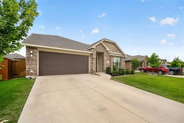 809 Cloverwood Drive, Fort Worth, TX 76036