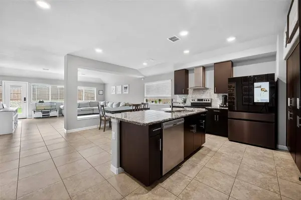 809 Cloverwood Drive, Fort Worth, TX 76036