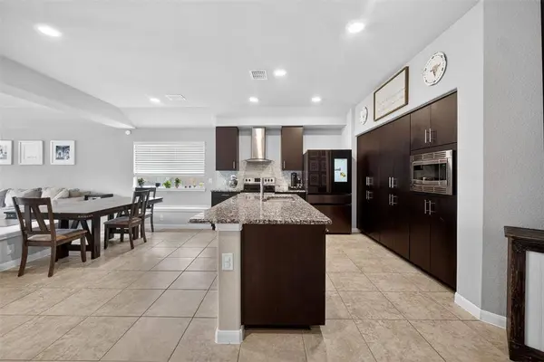 809 Cloverwood Drive, Fort Worth, TX 76036