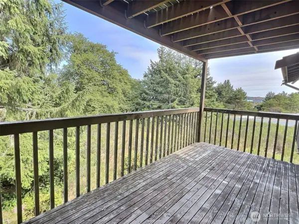 206 Sunrise AVE SE, Ocean Shores, WA 98569