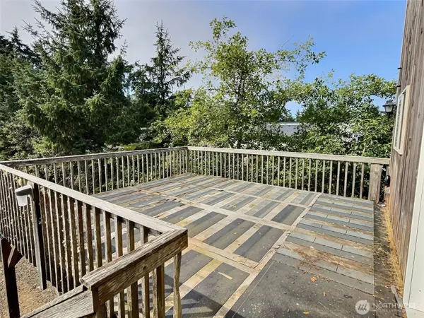 206 Sunrise AVE SE, Ocean Shores, WA 98569