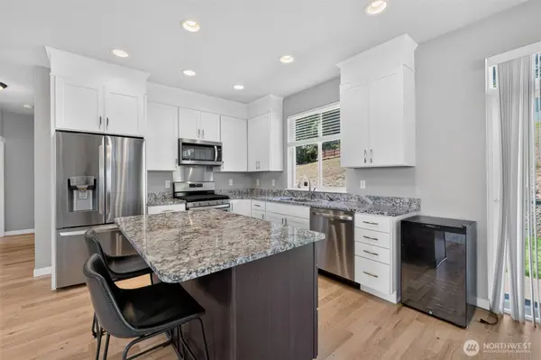 141 E Allynview DR, Allyn, WA 98524