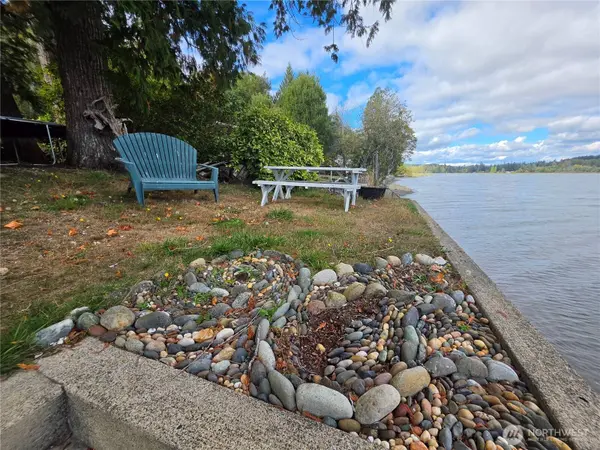 560 E North Bay RD, Allyn, WA 98524