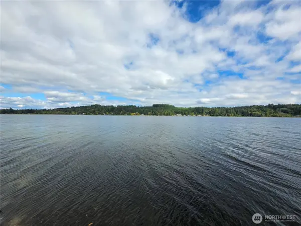 560 E North Bay RD, Allyn, WA 98524