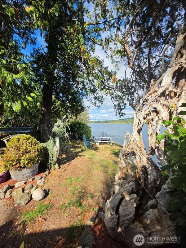 560 E North Bay RD, Allyn, WA 98524