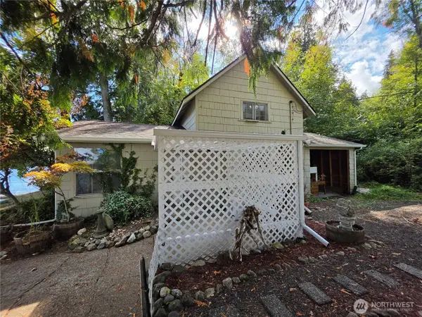 560 E North Bay RD, Allyn, WA 98524