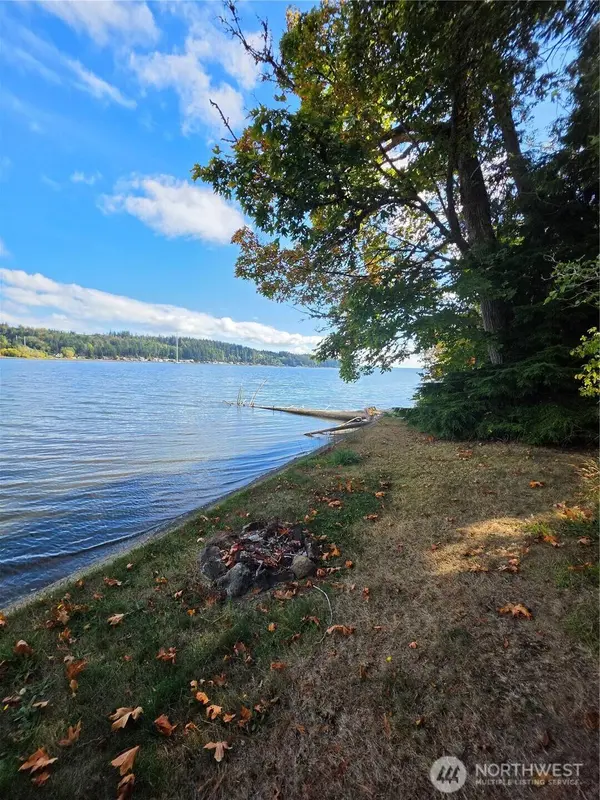 560 E North Bay RD, Allyn, WA 98524