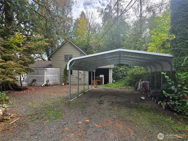 560 E North Bay RD, Allyn, WA 98524