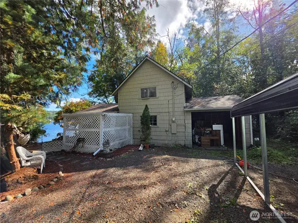 560 E North Bay RD, Allyn, WA 98524