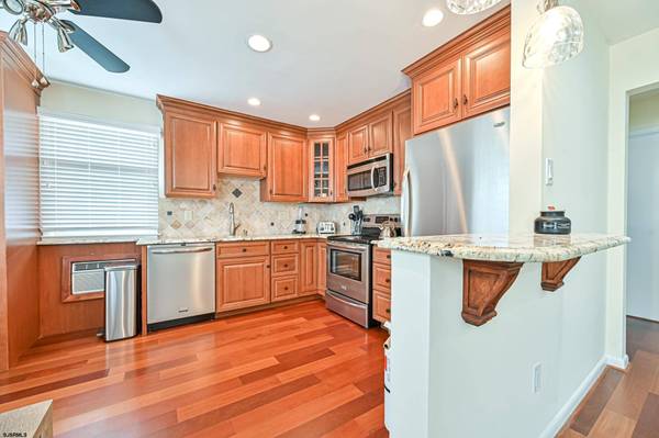 9506 Ventnor Ave, Margate, NJ 08402