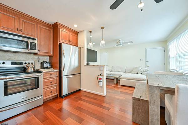 9506 Ventnor Ave, Margate, NJ 08402