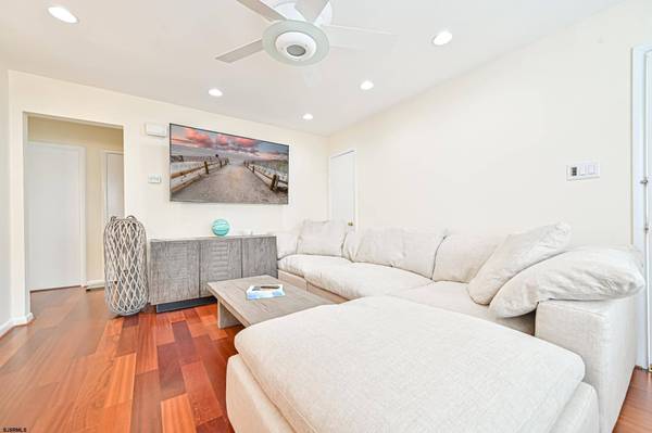 9506 Ventnor Ave, Margate, NJ 08402