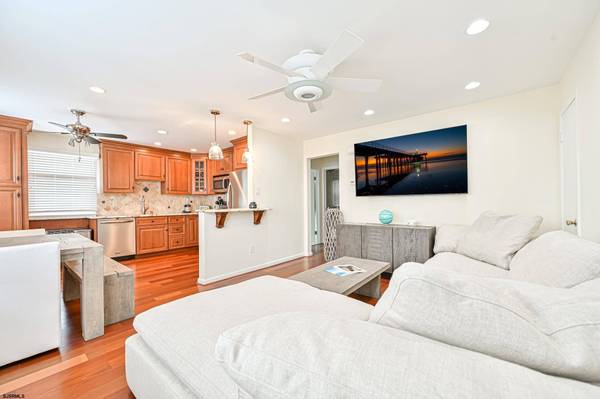 9506 Ventnor Ave, Margate, NJ 08402