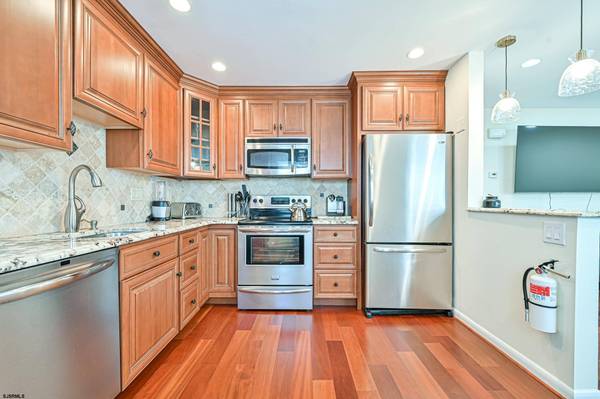 9506 Ventnor Ave, Margate, NJ 08402