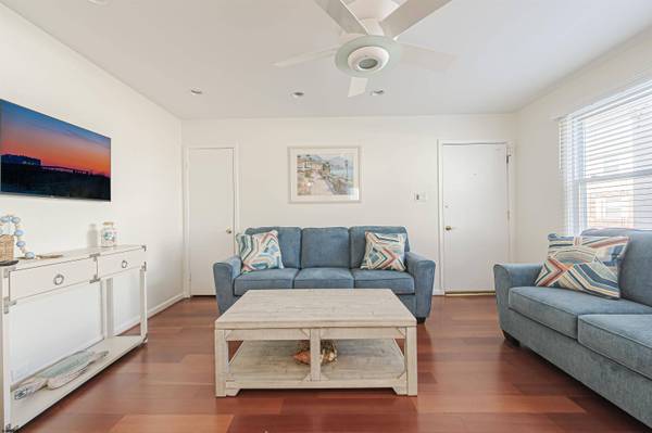 9506 Ventnor Ave, Margate, NJ 08402