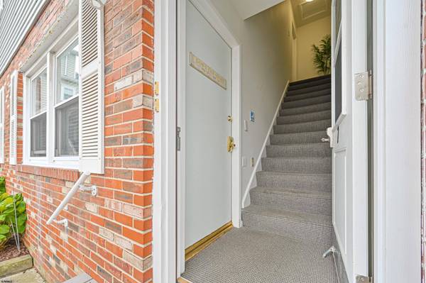9506 Ventnor Ave, Margate, NJ 08402