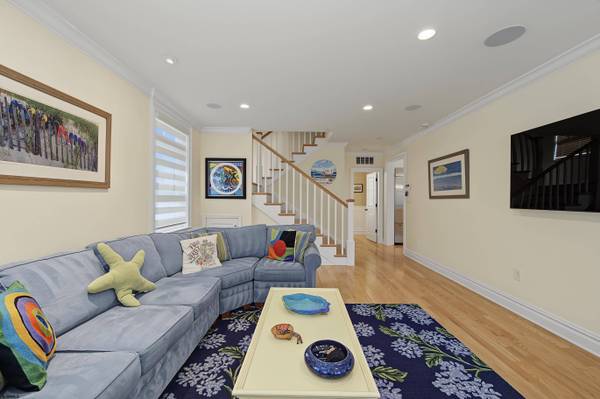 4 S Huntington Ave, Margate, NJ 08402