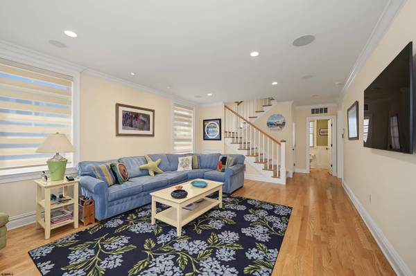 4 S Huntington Ave, Margate, NJ 08402