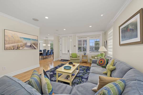 4 S Huntington Ave, Margate, NJ 08402