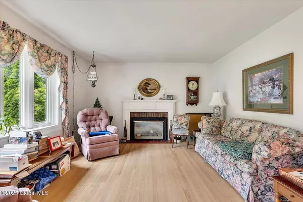 27 Cedar Lane, Schenectady, NY 12302