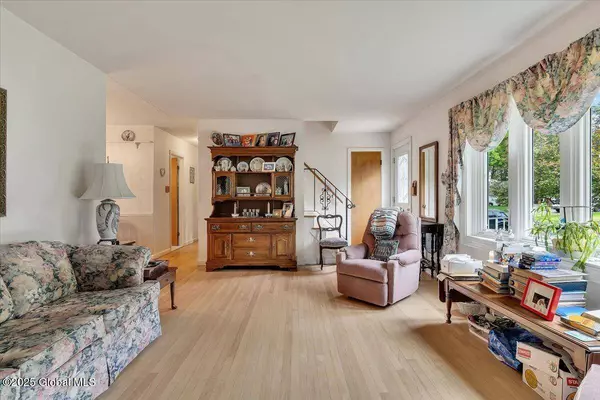 27 Cedar Lane, Schenectady, NY 12302