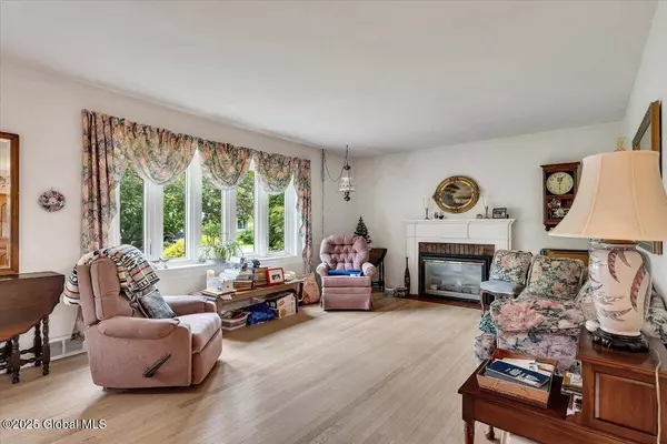 27 Cedar Lane, Schenectady, NY 12302