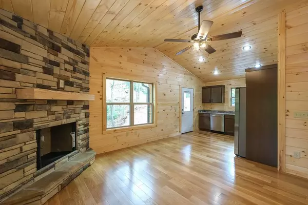 104 Harvest Oaks Dr, Murphy, NC 28906