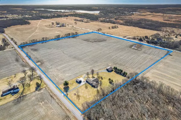 W7985 Military Road, Portage, WI 53901