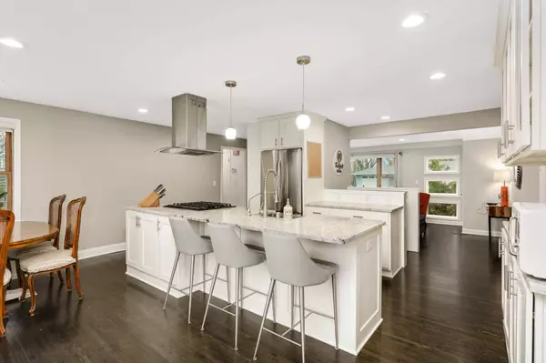 11302 Lorry LN, Minnetonka, MN 55305