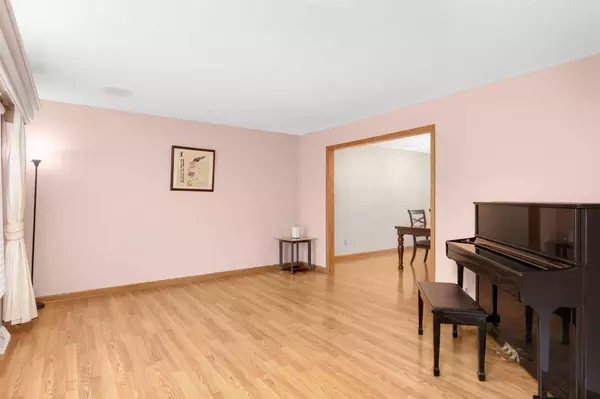 1318 W Royal Oaks DR, Shoreview, MN 55126