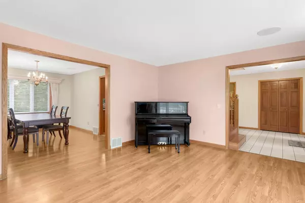 1318 W Royal Oaks DR, Shoreview, MN 55126